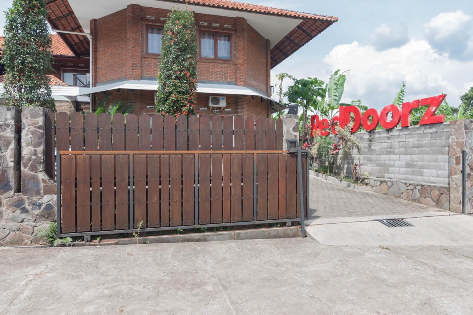 Reddoorz Plus Near Dago Pakar Hotel Bandung Exterior photo